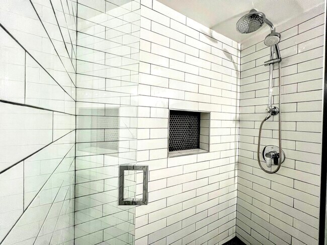 Building Photo - 2660 NE 8th Ave