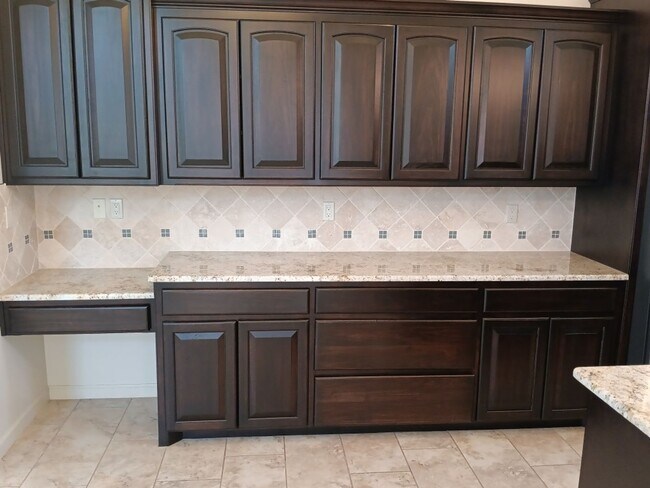 Building Photo - Stunning 4 bedroom, 3.5 bathroom home! Sho...
