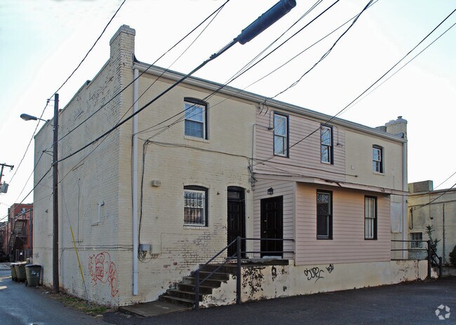 Building Photo - 16 S Dooley Ave