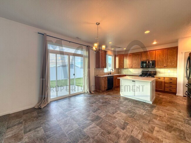 Building Photo - Spacious Airway Heights Home