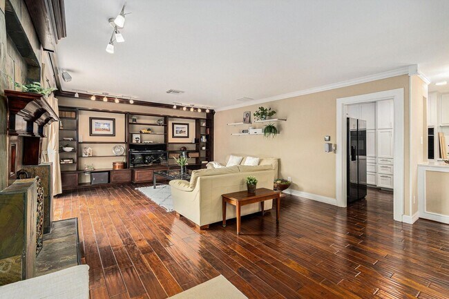 Building Photo - Updated 2-Bed, 2.5-Bath Patio Home Near Up...