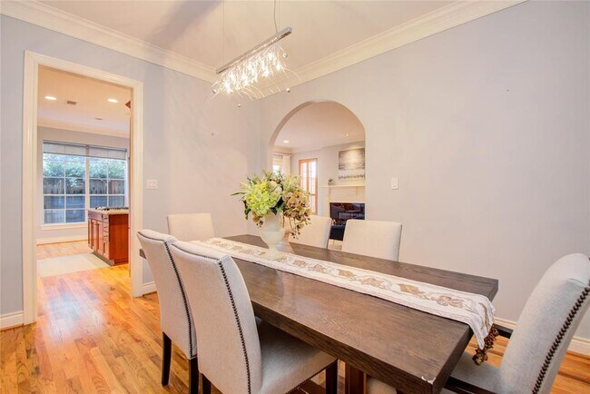 Building Photo - 1812 Staffordshire Crescent