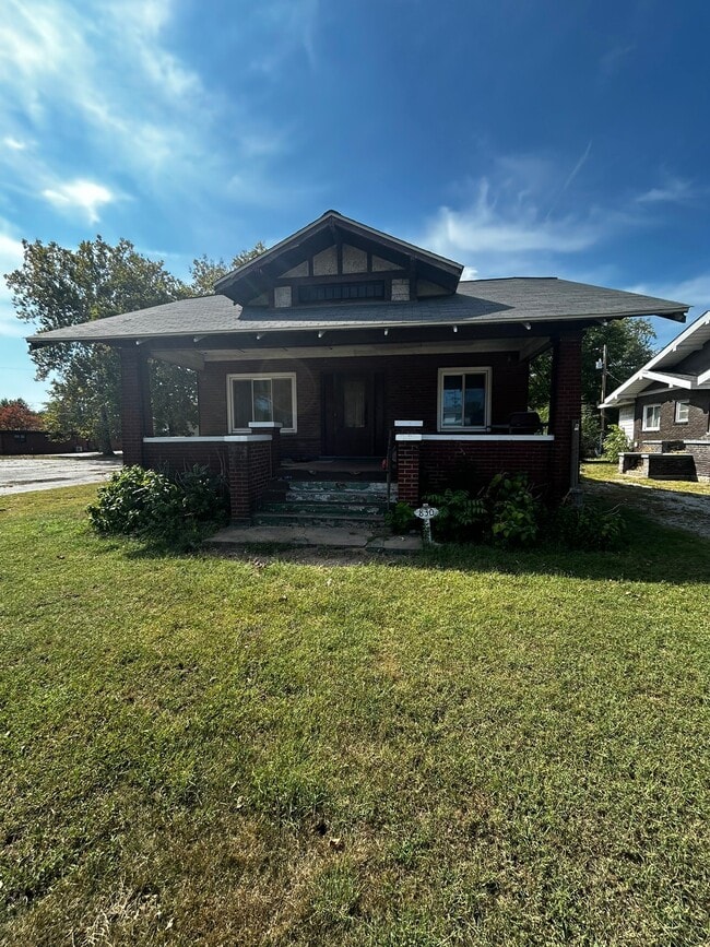 Building Photo - 830 N Wood River Ave