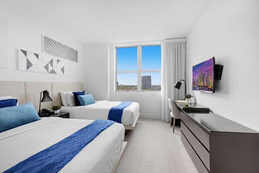 Building Photo - 4010 S Ocean Dr