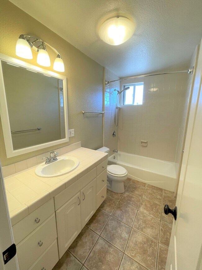 Building Photo - Pierpont Beach Duplex
