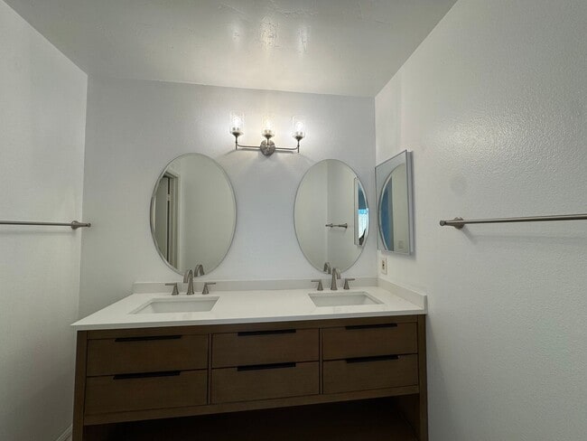 Building Photo - 4 bedroom - 2 Bathroom