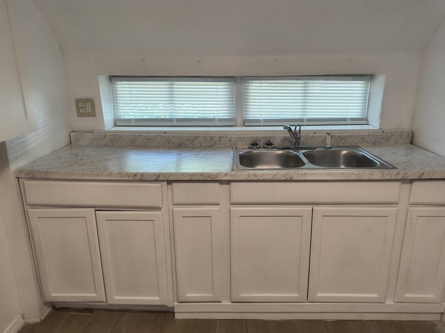 Building Photo - 708 Hickory Hill Ln