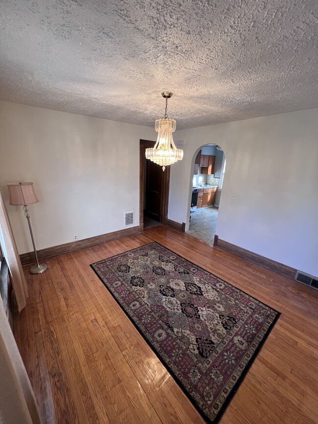 Dinning Room - 160 Victoria Ave