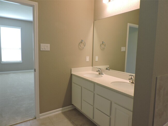 Building Photo - 1102 Upton Ct