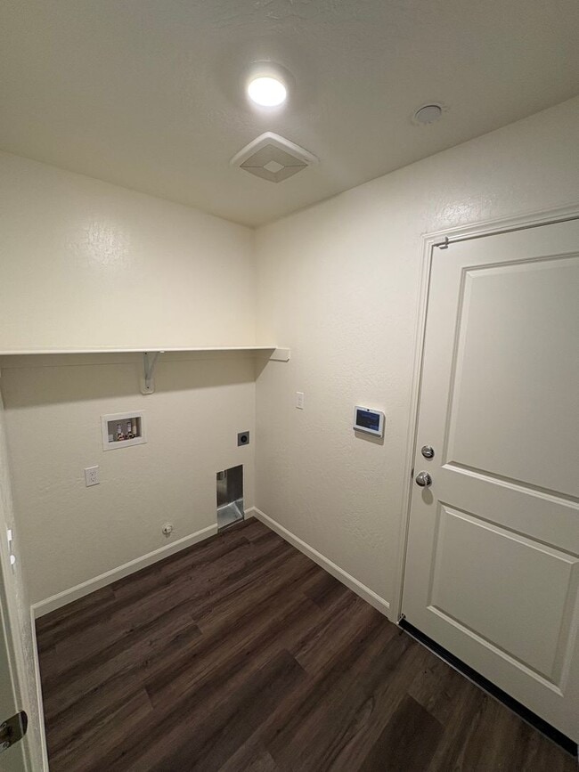 Building Photo - Tulare smart home, DR HORTON built home Available Now! Energy efficient