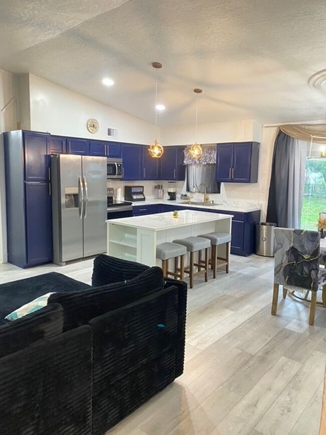 Building Photo - Spacious 3BR with bonus office space