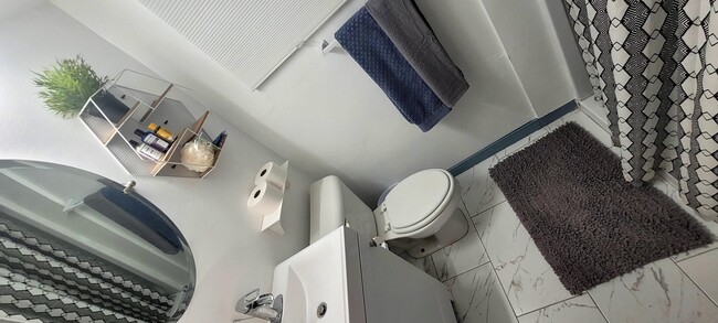 Building Photo - 104 NE 5th St