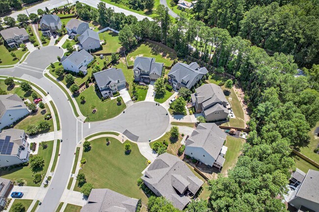 Building Photo - “5-Bedroom Home with Bonus Room & Resort-S...