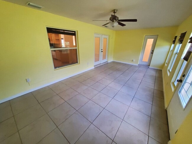 Building Photo - 1049 SW Ingrassina Ave