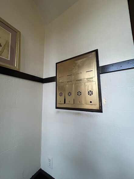 Building Photo - 2508 33rd Ave S