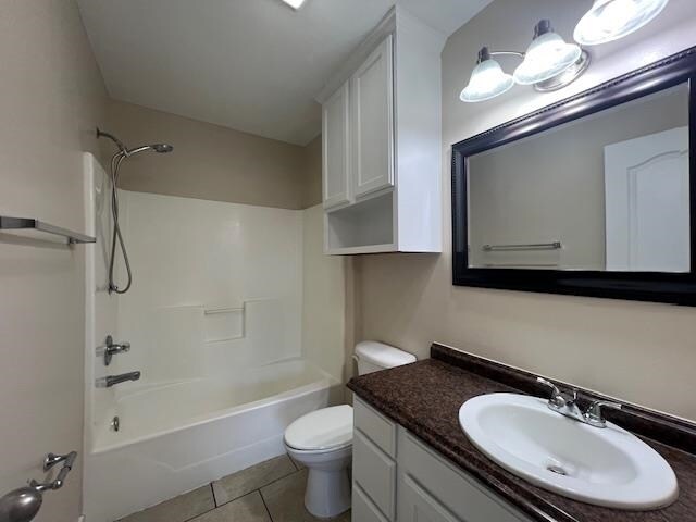 Building Photo - 2720 Camelot Dr