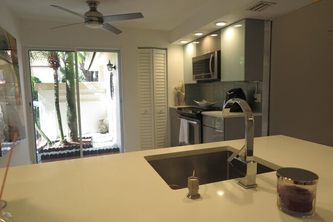 Building Photo - 7875 La Mirada Dr