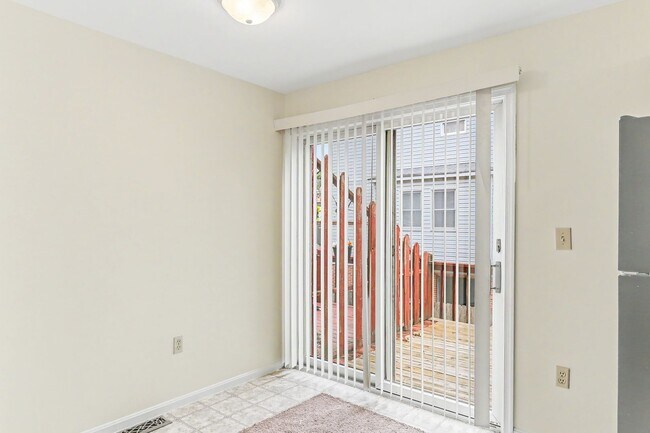 Building Photo - Two bedroom, one and a half bathroom end townhome in Harrisburg