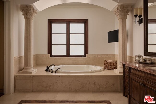 Building Photo - 614 N Palm Dr