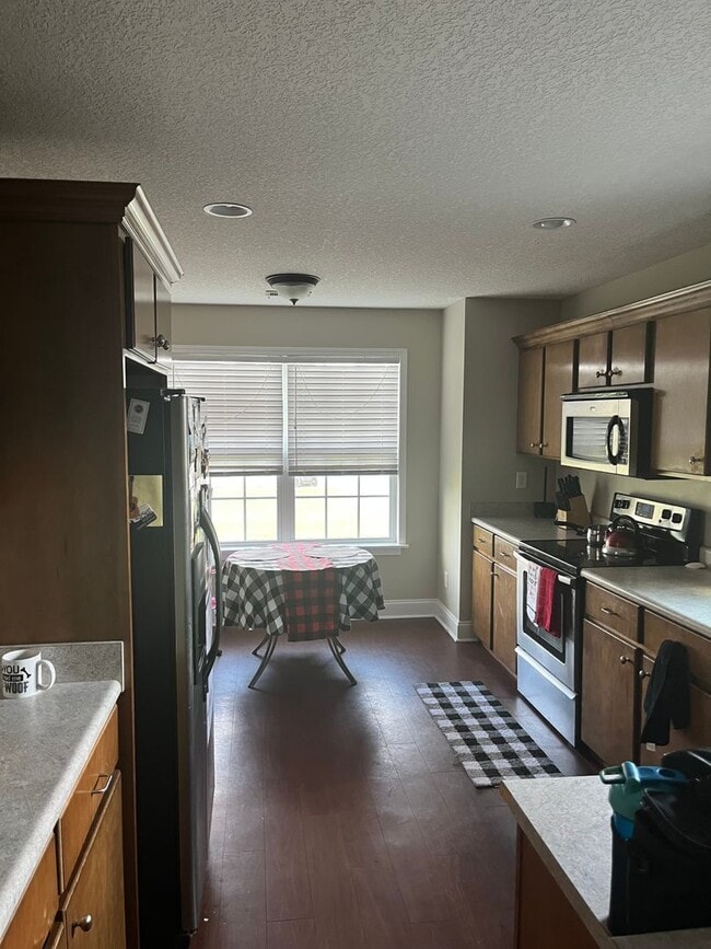 Building Photo - FOR RENT 3 Bed 2 bath Pet friendly home