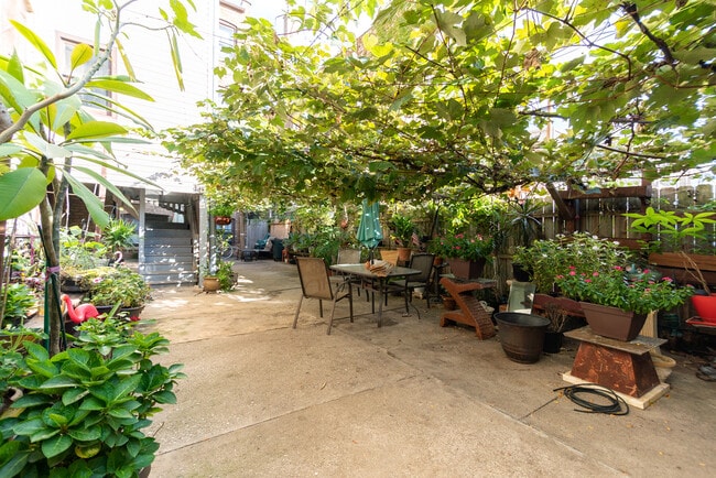 Building Photo - 2435 W Rosemont Ave