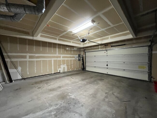 Building Photo - Beautiful 5BD/3BA Home with Soaking Tub, Island Kitchen & Attached 2-Car Garage