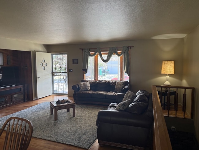 Building Photo - Beautiful 3 Bed, 2 Bath Stand-Alone Home | Furnished or Unfurnished Options