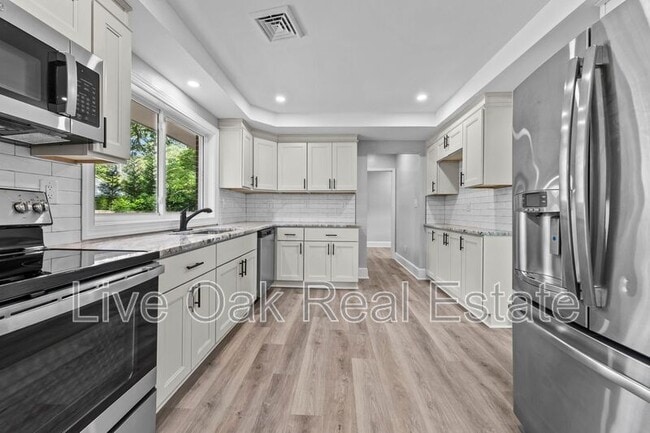 Building Photo - 1557 N Great Neck Rd