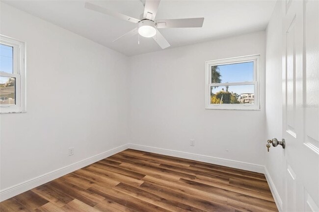Building Photo - 14919 N Bayshore Dr