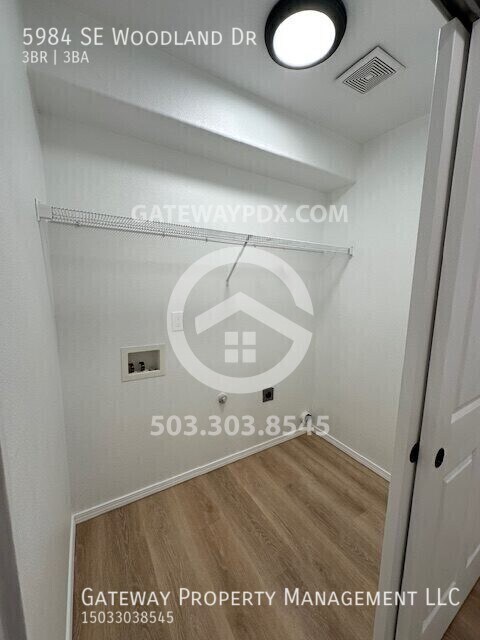 Building Photo - 5984 SE Woodland Dr