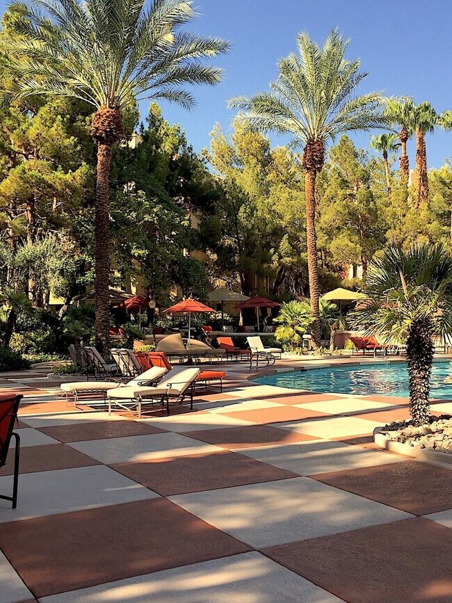 Building Photo - Beautiful, unfurnished luxury condo at the...