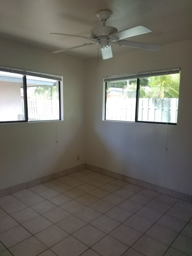 Building Photo - 40 Waiohuli St 5-Plex 1 bedroom 1 bath 1 p...