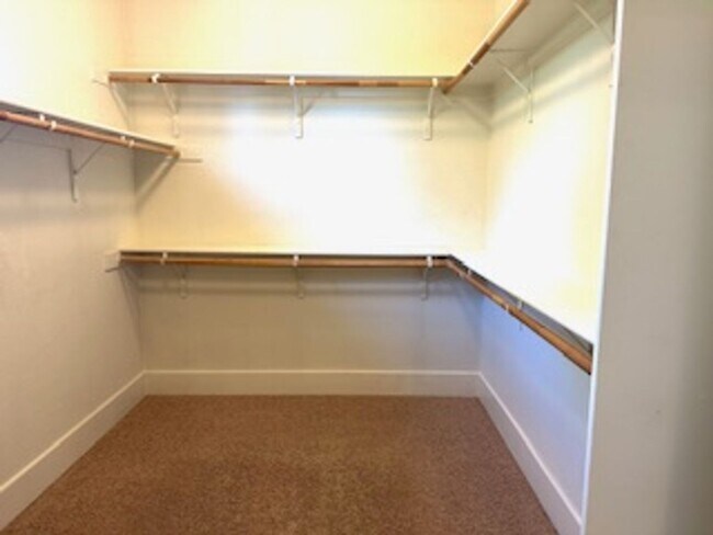 Building Photo - $2,695 Beautiful Barclay Square 4 Bed / Ha...