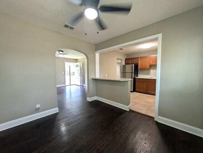 Building Photo - AVAILABLE NOW!! 3/1 Updated and Ready for a move-in!