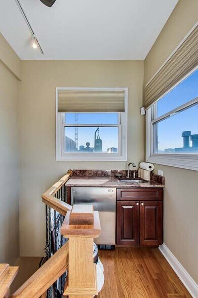 Rooftop landing - wet bar - 1116 W Hubbard St