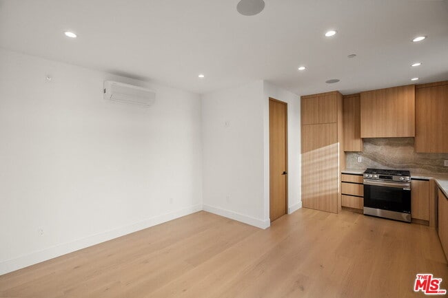 Building Photo - 3517 Redwood Ave