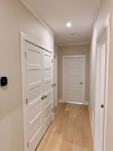 Building Photo - 906 Main St