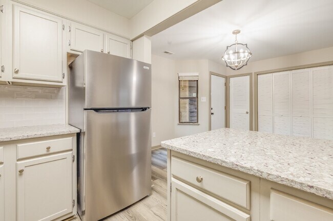 Building Photo - Fully Renovated 2-Bed Condo in Lake Wylie Woods – Prime Location with Community Amenities! $1,850...