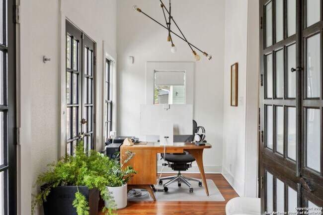 Building Photo - HISTORIC CHARM IN KING WILLIAM