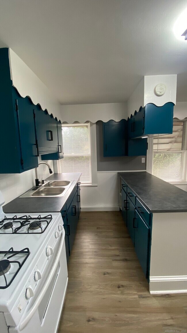 Building Photo - 26 Pine St