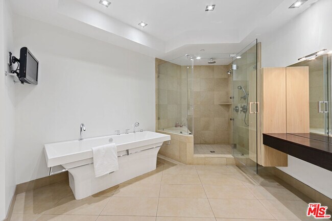 Building Photo - 443 N Palm Dr