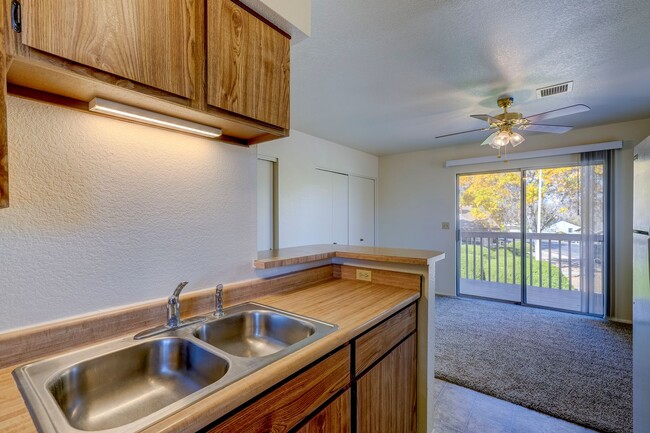 Building Photo - Condo in Montana Villas!