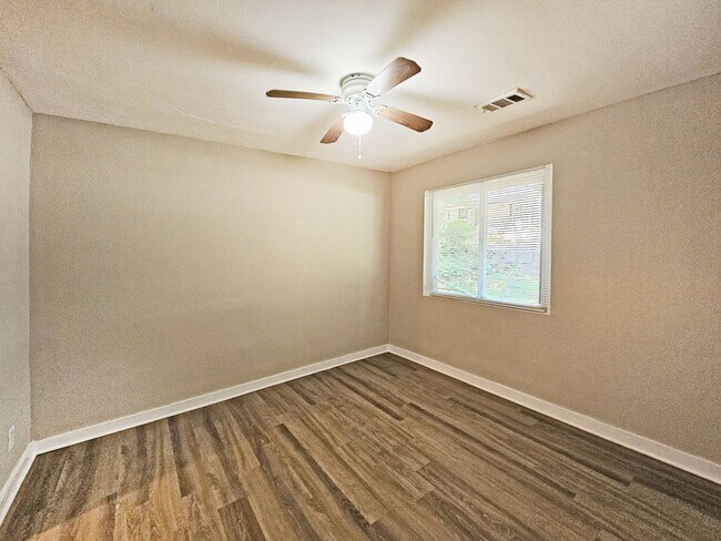 Building Photo - 2/1 Duplex Near Hank Aaron Dr - Housing Vo...