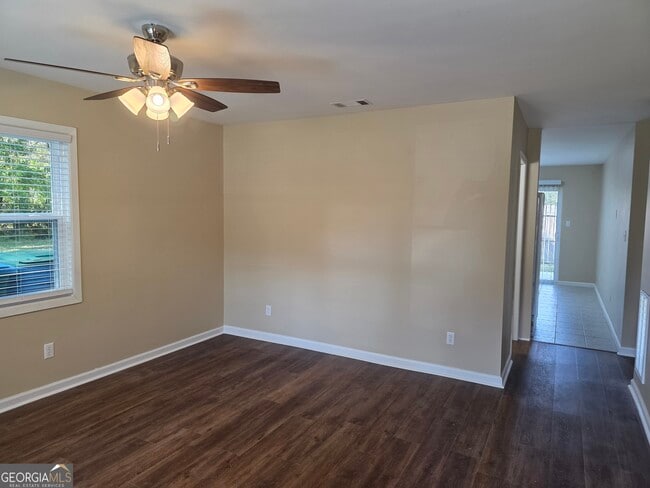 Building Photo - 312 W 5th St