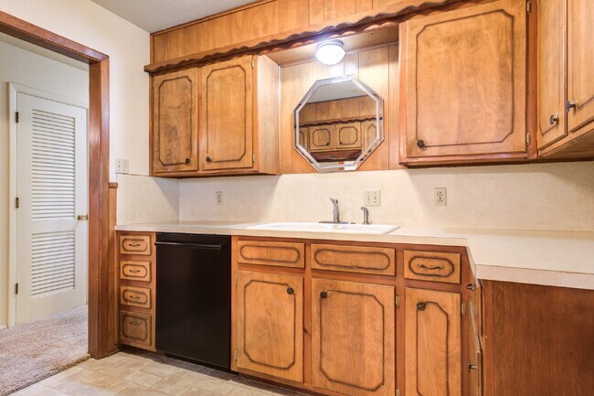 Building Photo - Wonderful 2 Bedroom 1.5 Bathroom Duplex!!!