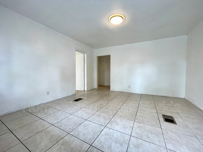 Building Photo - 2211 W Woodlawn Ave