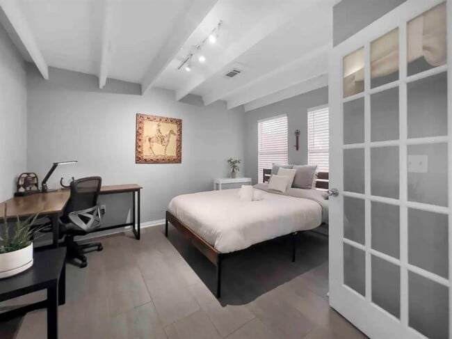 Building Photo - 211 Lessin Ln