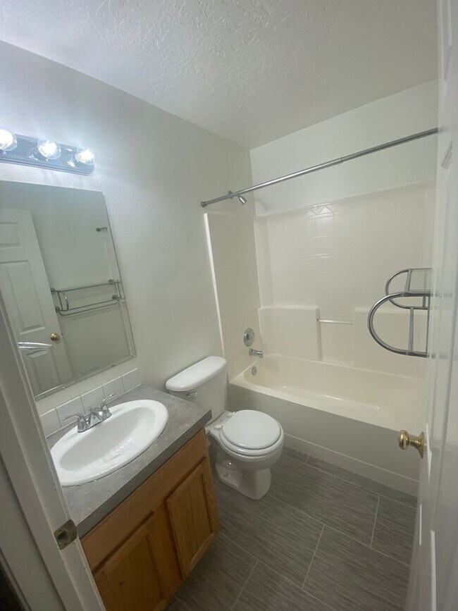 Building Photo - 3 Bed, 2 Bath,  Single Story, CUL-D-SAC Ho...