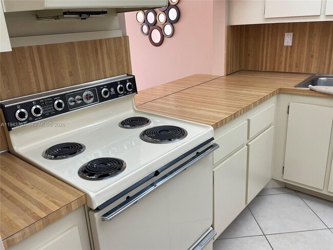 Building Photo - 2625 Collins Ave