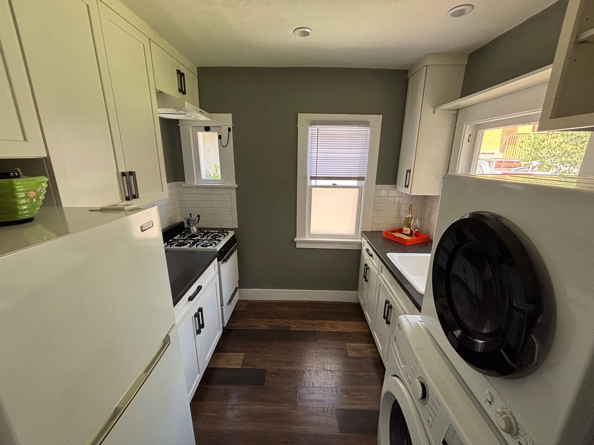 Building Photo - 107 S Meridith Ave